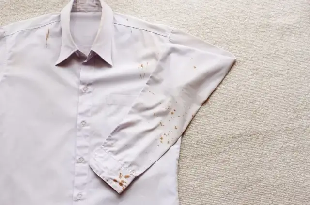 Skuteczne sposoby na usunięcie rdzy z białej bluzki bez uszkodzeń