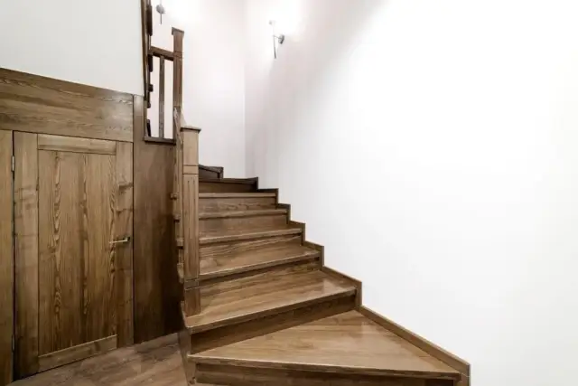 Drewno na schody: Jak wybrać najlepszy gatunek bez błędów i strat