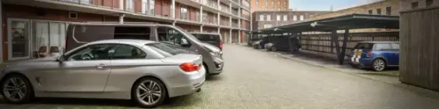 Czy można parkować tyłem do budynku? Sprawdź przepisy i uniknij mandatu