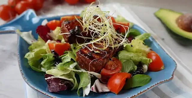 Najlepsze sosy do sałatki z łososiem, które podkręcą smak dania