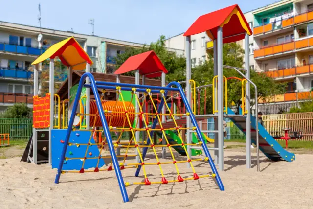 Ile kosztuje plac zabaw dla dzieci? Ceny, opcje i oszczędności