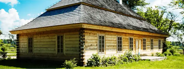 Ile kosztuje ubezpieczenie domu drewnianego? Sprawdź, co wpływa na ceny