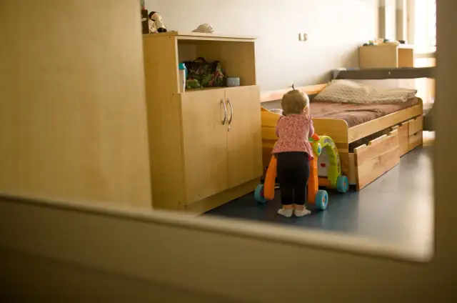 Czy zabierać dziecko do zakładu karnego? Poznaj ważne zasady