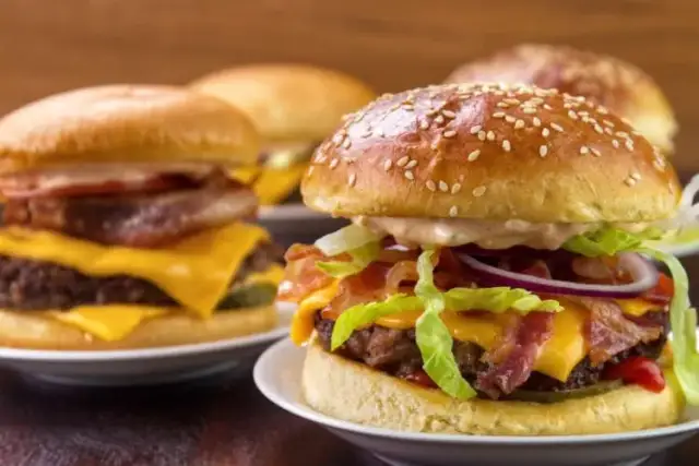 Jak zrobić domowe burgery - łatwy przepis na pyszne danie bez błędów