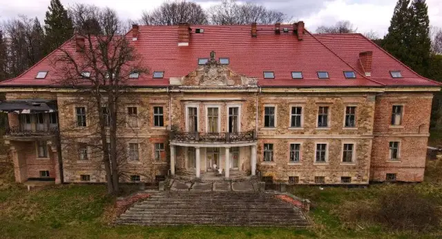 Pałac w Maciejowie: Historia, architektura i tajemnice miejsca