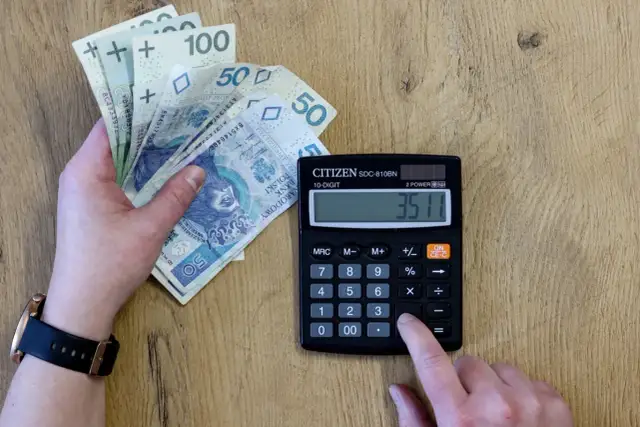 Emerytura i praca: Jak łączyć cały etat bez utraty świadczeń?