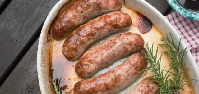 Jak długo piec białą kiełbasę w piekarniku, aby nie była sucha?