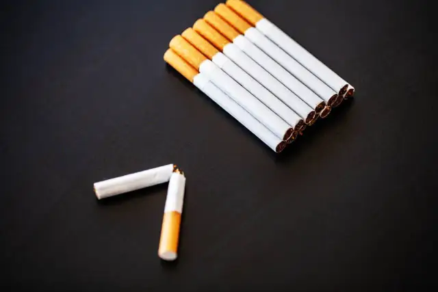 Palenie po zabiegu stomatologicznym: Kiedy można zapalić? Ryzyko i rady