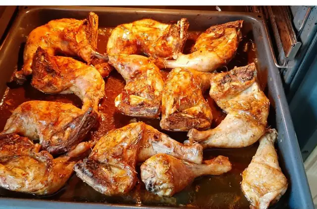 Ile gotować ćwiartkę z kurczaka, aby była soczysta i smaczna?