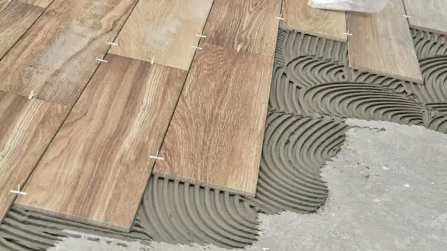 Jak ułożyć płytki w jodełkę na podłodze - uniknij najczęstszych błędów