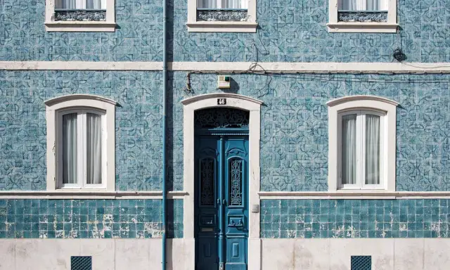 Fasada budynku co to - znaczenie, historia i nowoczesne zastosowania