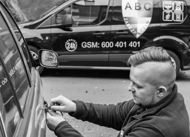 Zatrzaśnięte kluczyki? Otwórz auto bez kluczyka! Poradnik eksperta