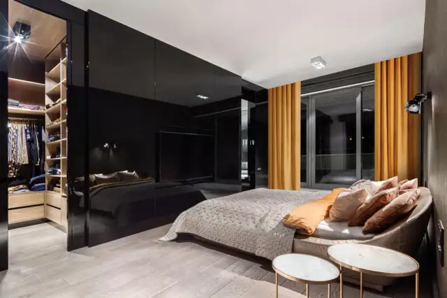 Garderoba w sypialni: Jak ją wydzielić? Pomysły i inspiracje