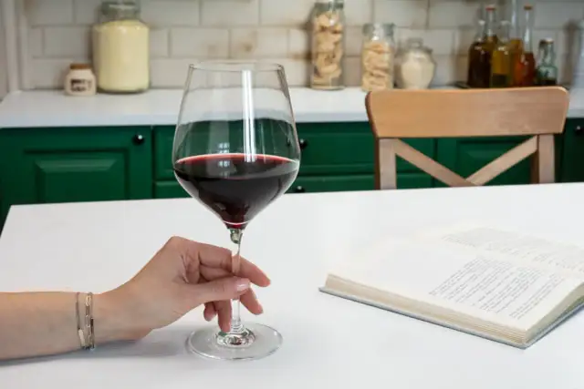 Czy wino się psuje? Jak rozpoznać i przechowywać wino