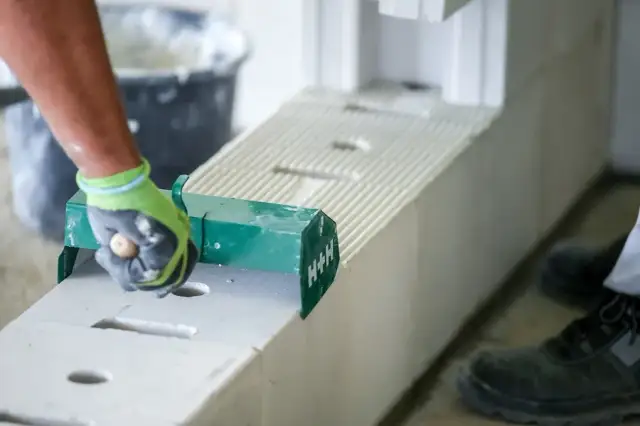 Silikaty: Kiedy wybrać zaprawę, a kiedy klej cienkowarstwowy?