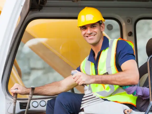 Operator koparki: Ile zarobisz? Stawki, czynniki, jak zarabiać więcej.