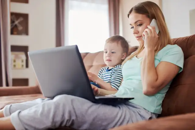 Praca na urlopie wychowawczym: Pełny etat? Poznaj przepisy i ryzyka