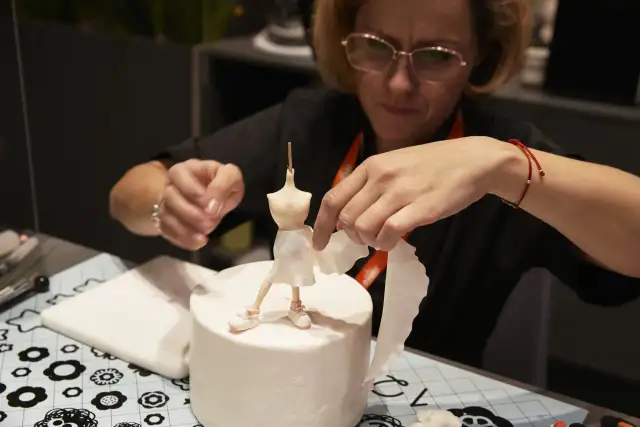 Jak zrobić figurki na tort? Poradnik mistrza krok po kroku