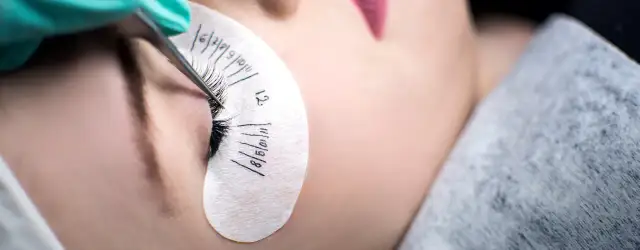 Najlepsze kursy przedłużania rzęs - sprawdź, gdzie warto się uczyć