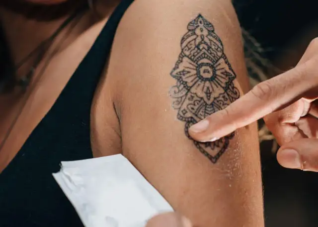 Ile goi się tatuaż? Pełny poradnik gojenia i pielęgnacji.