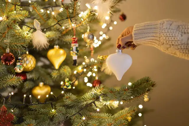 Najlepsze pomysły na to, co dać dziewczynie pod choinkę w 2023
