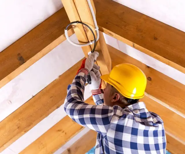 Czy elektryk może pracować sam? Ważne przepisy i ryzyka do rozważenia