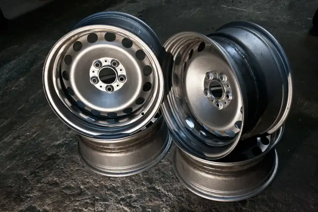 Poszerzanie felg stalowych: Czy warto ryzykować? Koszty i prawo.