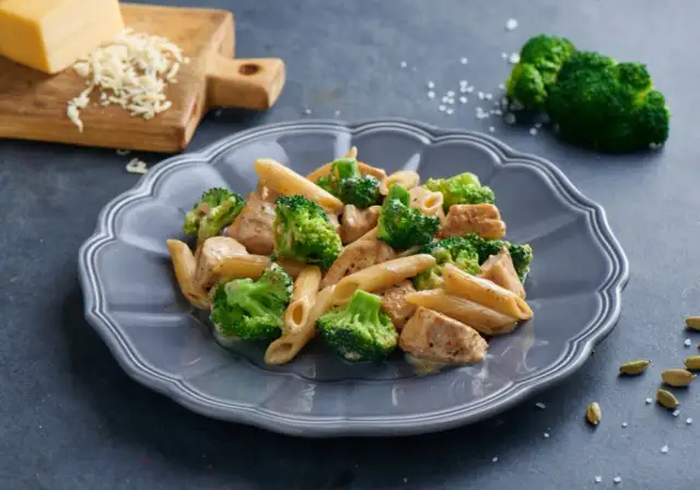 Penne z kurczakiem i brokułami – prosty przepis na smaczny obiad