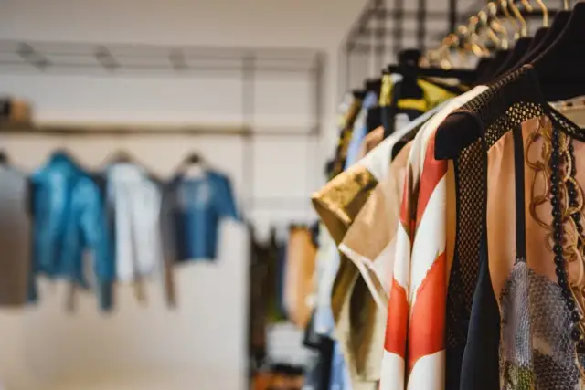 Gdzie kupić ubrania w stylu vintage? Odkryj unikalne miejsca i porady