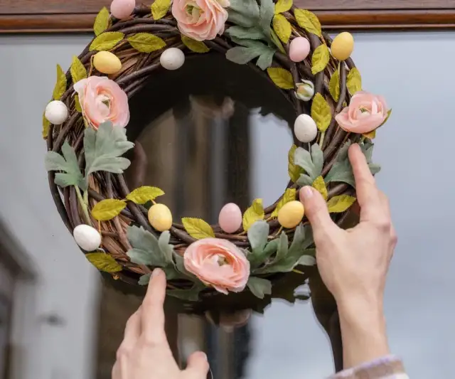 Co powiesić na drzwiach wejściowych? Odkryj niebanalne dekoracje