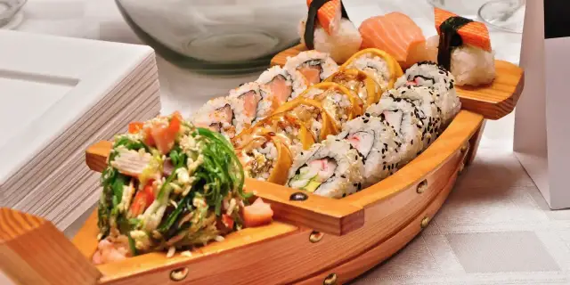 Z jakiego kraju pochodzi sushi? Odpowiedź Cię zaskoczy!