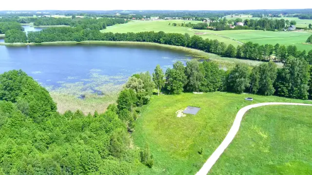 Działka nad jeziorem z linią brzegową Warmińsko-Mazurskie - idealne miejsce na relaks