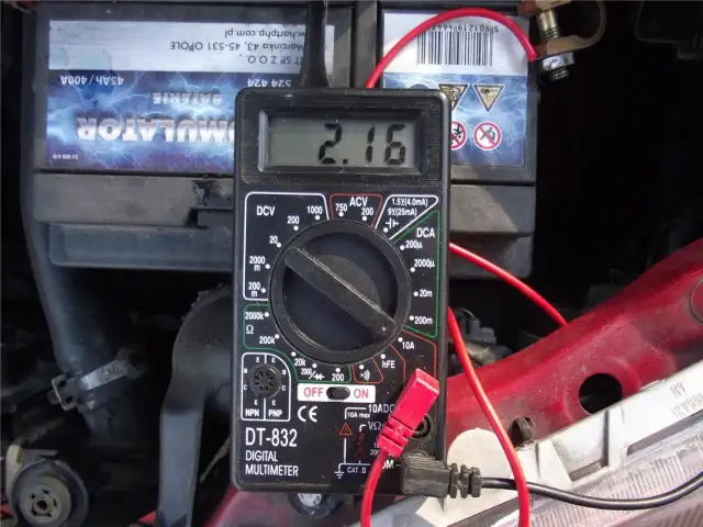 Multimetr pokazuje 2.16V, sprawdzając, czy centralny zamek może rozładowywać akumulator.