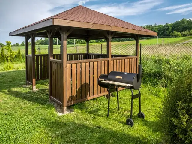 Jak pomalować altanę? Wybór produktu i malowanie krok po kroku