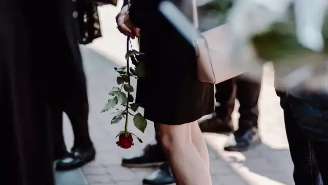 Jakie kwiaty na pogrzeb młodej osoby - wybierz odpowiednie kompozycje