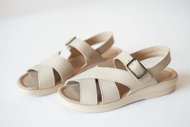 Sandały na haluksy: Jak wybrać komfort i ulgę latem?