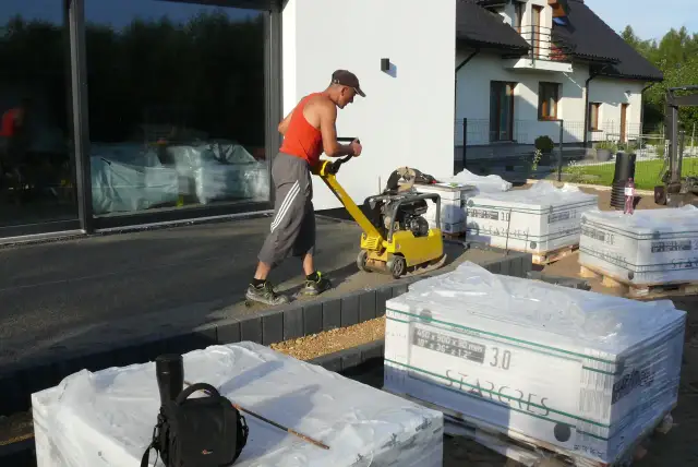 Jak kłaść kostkę brukową - uniknij najczęstszych błędów i zyskaj trwałość