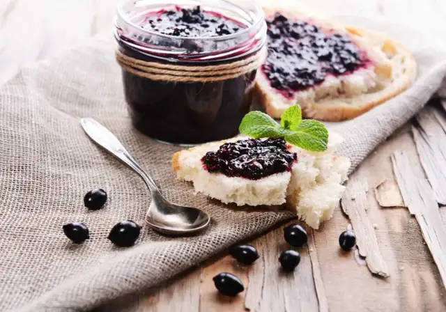 Jak zrobić dżem z czarnej porzeczki do tortu – sprawdzony przepis