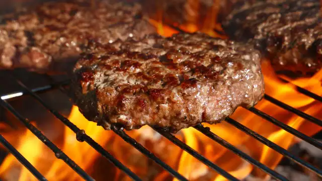 Jak przyprawić mięso na burgery? Sekret soczystości i smaku!