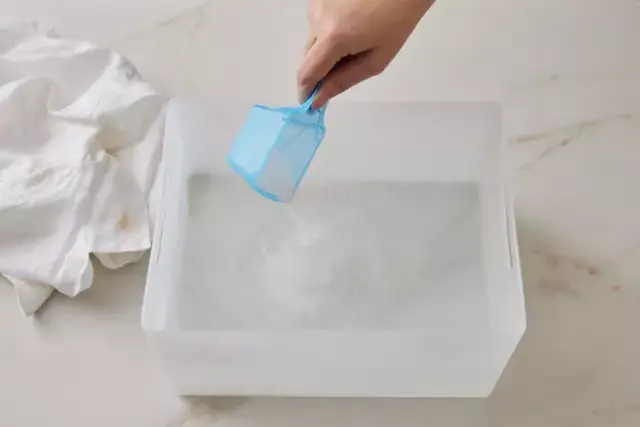 Skuteczne sposoby na usunięcie pudru z białej bluzki bez uszkodzeń