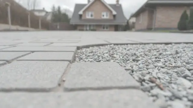 Czym wyłożyć stromy podjazd, aby uniknąć problemów z bezpieczeństwem?