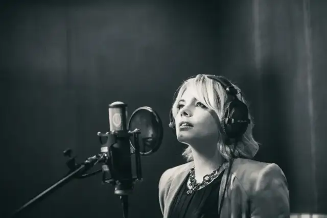 Ania Dąbrowska: 7 utworów, które musisz znać. Lista hitów artystki