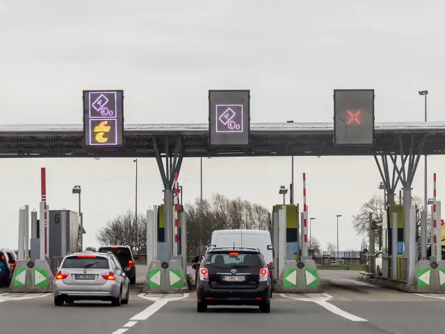 Płatności na autostradach w Polsce: Jak płacić i uniknąć kar?