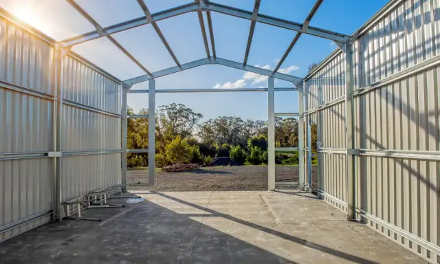 Wiata budynek czy budowla? Poznaj kluczowe różnice i konsekwencje