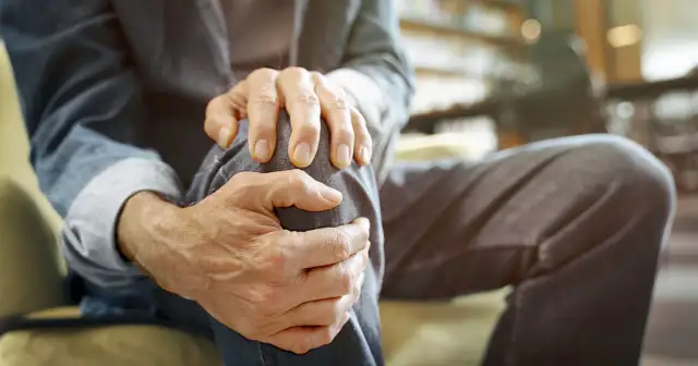 Ból kolana: Przyczyny i objawy. Kiedy ból to sygnał alarmowy?