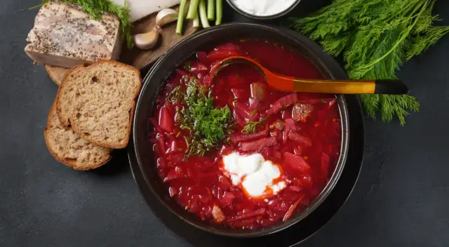 Barszcz ukraiński skąd pochodzi? Odkryj jego fascynującą historię