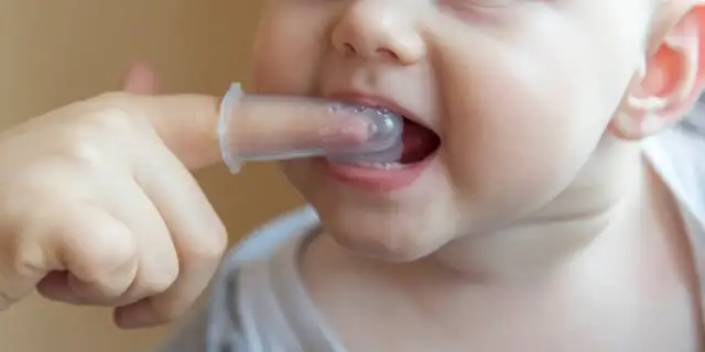 Zdrowy uśmiech od początku: Jak myć zęby niemowlakowi?