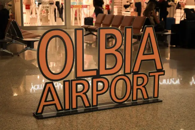 Jakie są lotniska na Sardynii? Odkryj ważne informacje i lokalizacje