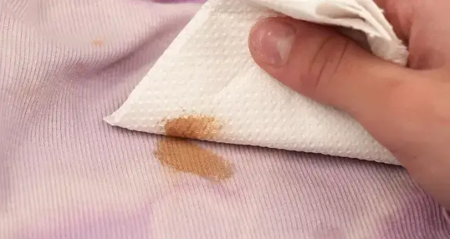 Jak zmyć podkład ze spodni? Skuteczne metody na uporczywe plamy