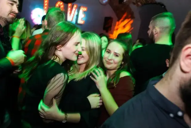 Mielno kluby kiedy otwarte? Sprawdź godziny i popularne imprezy